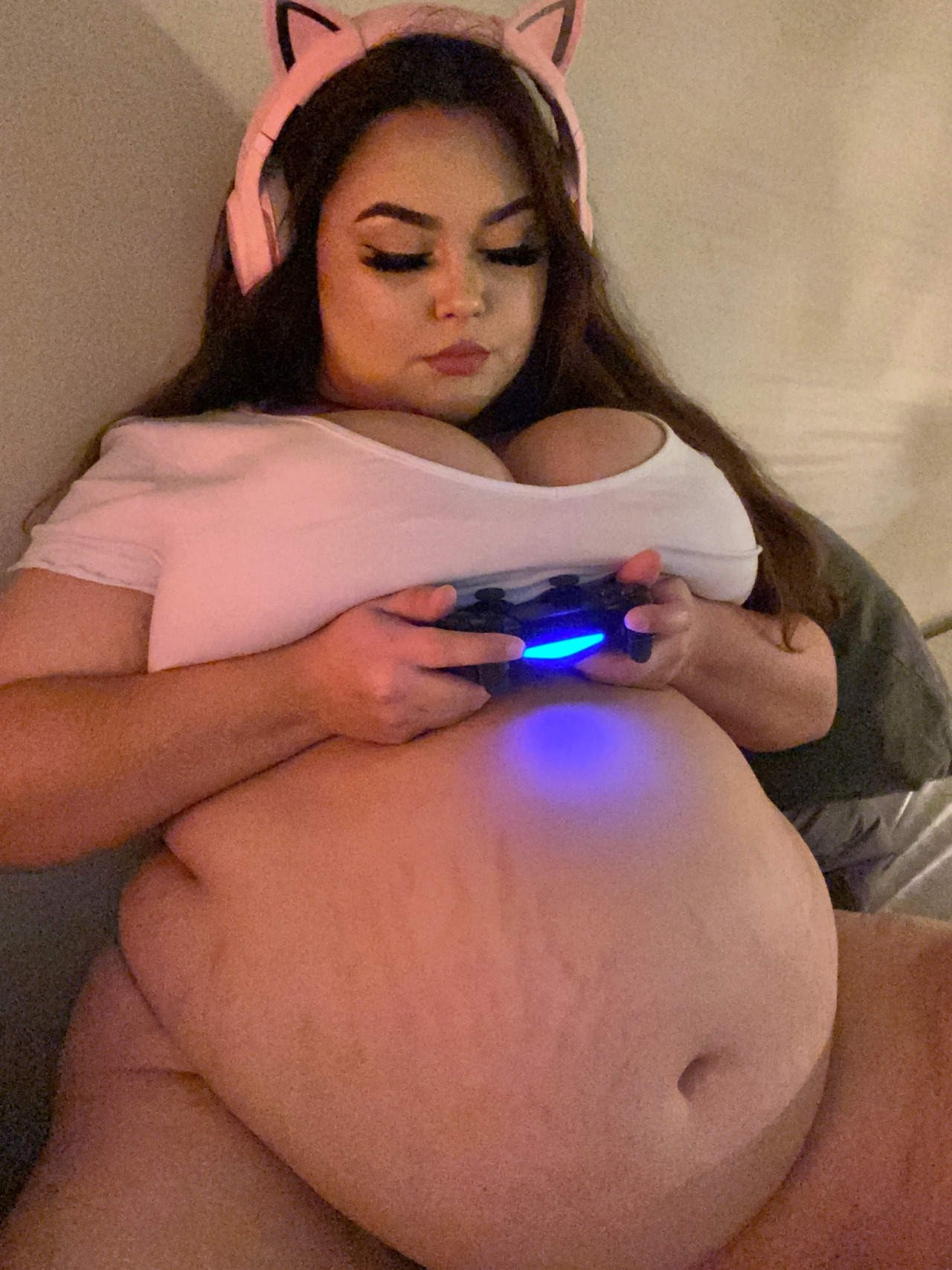 sweetsouthernfeedee:Gluttonous Gamer Girl 👾