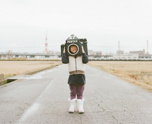ohhaitomster:  koikoikoi:  Japanese Photographer Takes Imaginative & Adorable Photos of His Daughter Japanese photographer Toyokazu Nagano, taking just the most adorable photos of his youngest daughter, Kanna. Each picture is taken on the same road,
