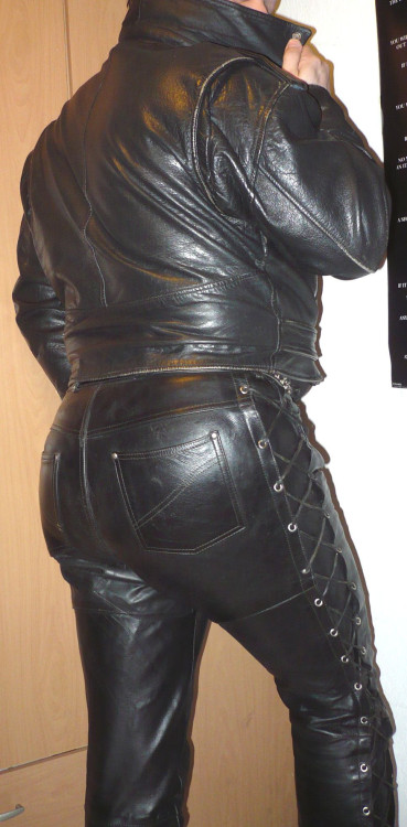 Since I was 16 I love leather. Leather jackets, leather pants… And I love to pop up the colla