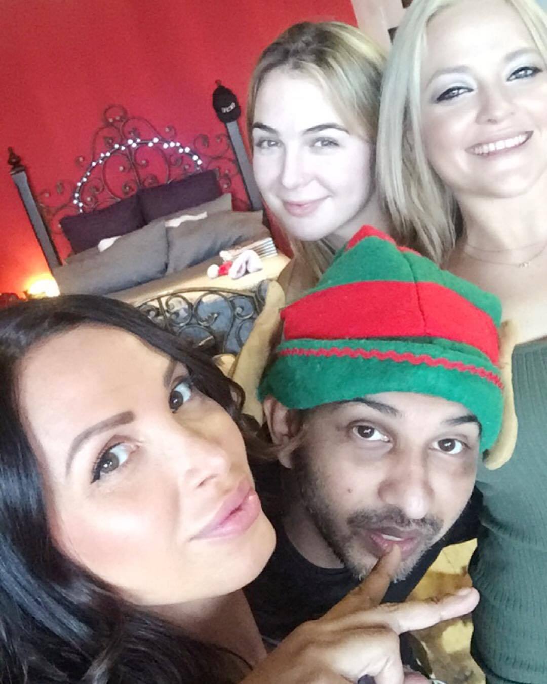 FriendsMas @whitegirlpoliticking @blairwilliamsxx and @skamartist Merry Christmas!!