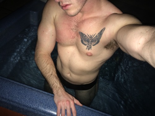 gwensdeafani:  Nothing like a late night in the jacuzzi 