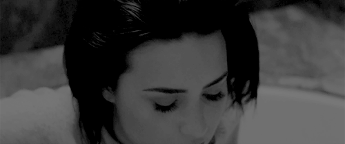 justgetlostwithyou:You see me standing, but I’m dying on the floor.
