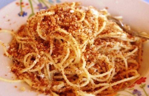 ferribotti:  le domeniche a casa dei nonni iniziavano con l’odore del pane appena uscito dal forno. Il negozio e la macelleria erano pieni di clienti. Molti erano del paese altri erano i contadini che stavano sui monti. Durante la mattinata il profumo