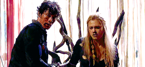 bisexualbellamyblake:bellarke in season finales