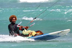 scienceyoucanlove:  World champion kitesurfer rescues sea turtleFebruary 03, 2015 by David StregeAs he was riding, world champion kitesurfer Mitu Monteiro noticed something floating in the water dangerously close to the rocks of Serra Negra Beach on Sal