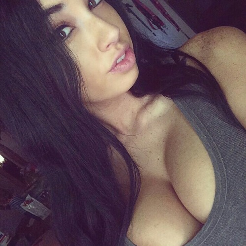 amateur-implant-pics:  parisdylan550 i think they are real but she is so hot! 