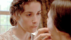 maplecroft:Fingersmith (2005) / The Handmaiden (2016)Maud stood very still, her pink lips parted, he