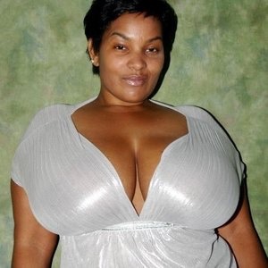 funbaggery:  Dez Vixen rapper with 20 lb titties.