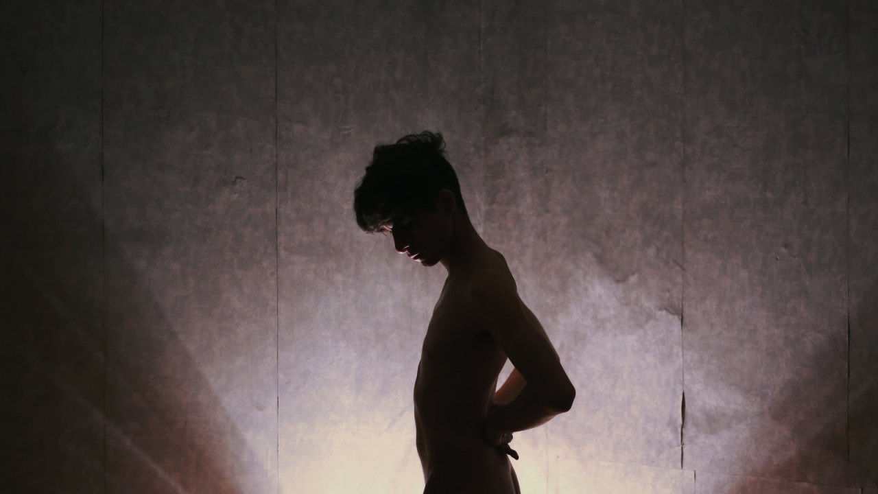 sean-clancy:  The crack on the wall by Pablo Poulain on Flickr. 