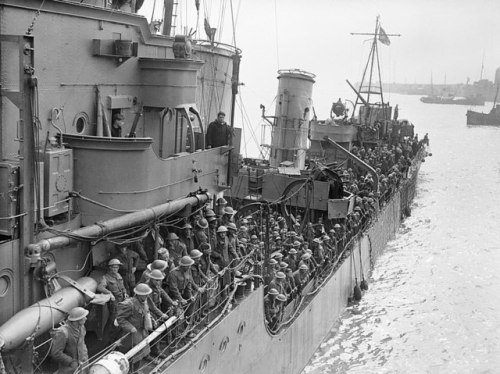 A destroyer, carrying troops evacuated from Dunkirk, about to berth at Dover (May 31st, 1940).