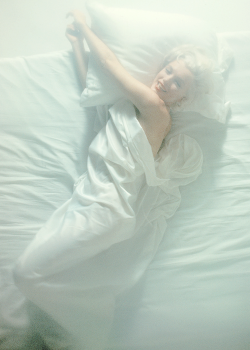 missmonroes:   Marilyn Monroe photographed by Douglas Kirkland, 1961.  