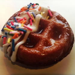 theweekmagazine:  Meet the waffle donut, aka wonut New Yorkers aren’t the only ones eating dessert hybrids. Chicago’s Waffles Cafe is selling a combination of a donut and a waffle. 