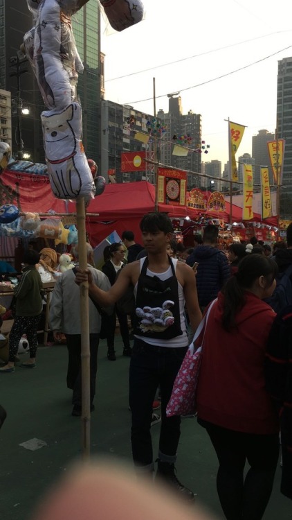 kfc0324: foreverkingeve: 呢條友好似好熟，銅鑼灣年宵217，邊食米線邊比佢屌，屌玩d精加落米線度連湯飲 乜殘左咁多呀佢 唔怪得少左咁多他既片