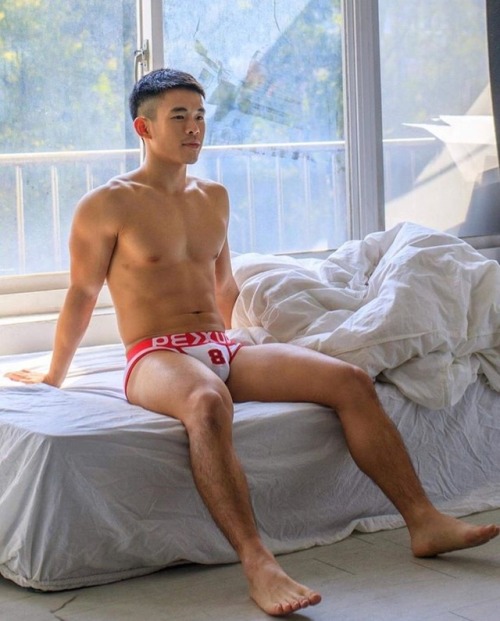 travelercx: Good Morning sexy! Take it all in. Legs, chest, abs and face - so HOT!