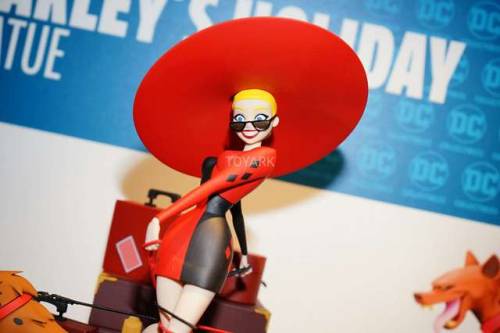  DC Collectibles: Harley’s Holiday Harley Quinn Statue 