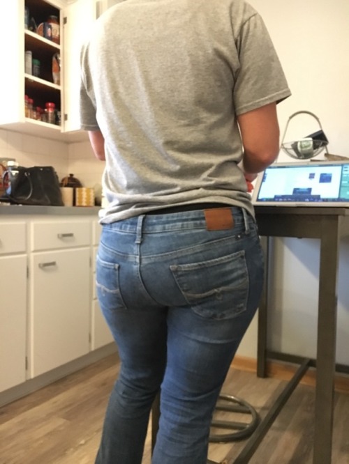 cookiewasdeleted: Diapered booty making dinner. To add to the list of kinks, it seems the wife also 