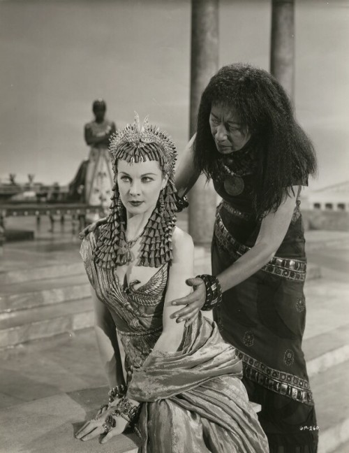costumeloverz71: Cleopatra (Vivian Leigh) Gold dress.. Caesar and Cleopatra (1945)… Costume by Olive