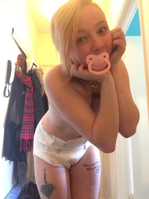wild-wild-unicorn: thekinkylittlekitten: Blonde and nappied Yay for little time!!