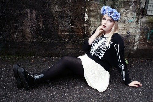 (via Thelman blogi: BLUE FLOWER HEADBAND)