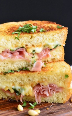 foodffs:  Italian Garlic Bread Grilled Cheese