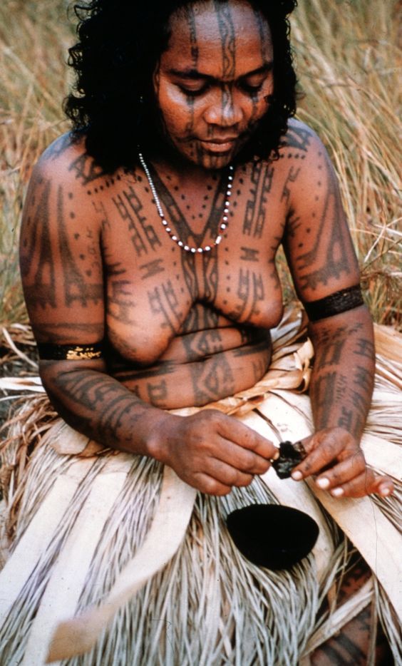 iseo58:Papua New Guinea, Preparing the tattoo ink (charcoal and coconut oil). 1958