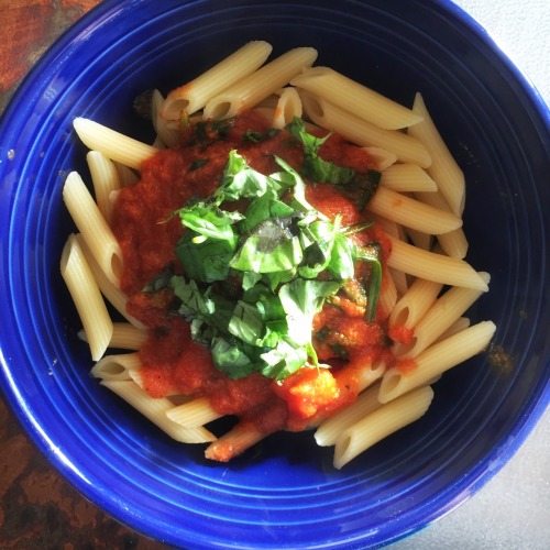 pasta with chunky tomato sauce… literally one of the easiest dinners ever! here’s what 