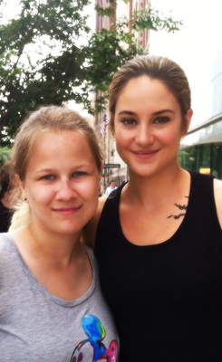 divergencedaily:Shailene Woodley on set with some very lucky fans today (x) (x) 3/07/2013
