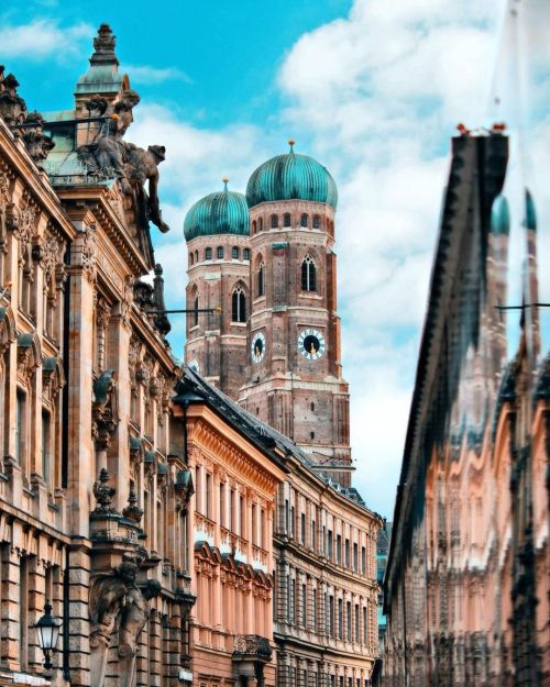 Ein toller Blick auf die Frauenkirche in München © @supersaiyajinsascha#bayernliebe #munich #plac