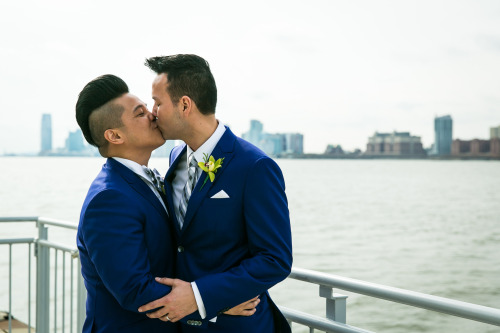 Adorable couple alert: Two singing sweethearts get married at Chelsea Piers Lighthouse. Read their l