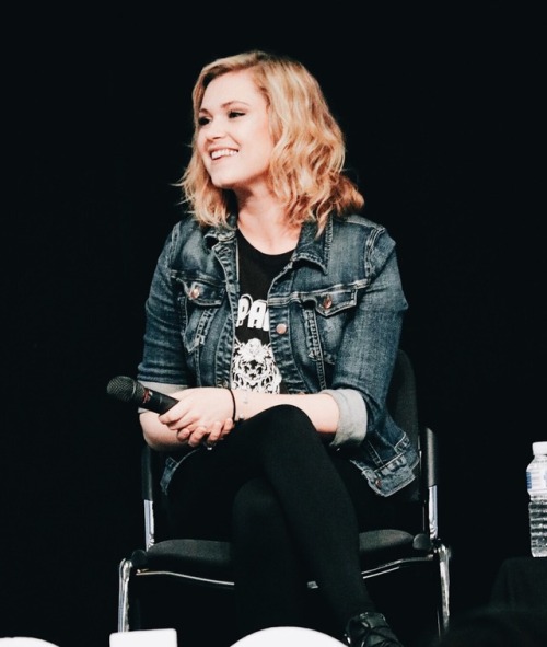 elizq:im crying shes so beautiful