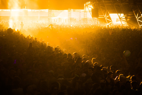 Coachella, Sahara Tent x Golden HourPhoto: Thomas Falcone (@thomasfalcone)