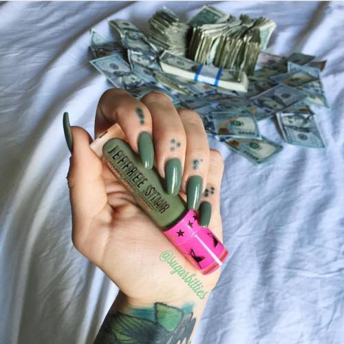 Yassssss baby…. Make it rain… pic: @sugarbitties #dirtymoney #greenlipstick use hashta