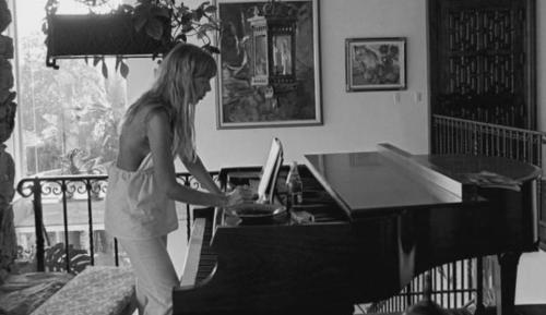 omellors:Joni Mitchell composing, 1973.