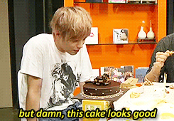 dis-possessed-deactivated201309:  A hungry and disheveled J-hyo eating chicken and