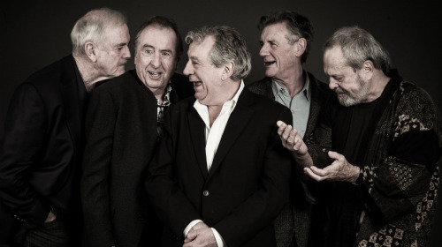 frikadasrandom:  fuckyeahmichaelpalin:  Monty Python — Photographs by Andy Gotts [click to download full versions] [sources: x, x, x, and don’t forget to read their interviews with Time Out here!]  jodidos genios