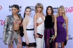 Taylor Swift, Zendaya, Hailee Steinfield, Lily Aldridge, Martha Hunt - Billboard Music Awards. ♥  Taylor gets all the girls. ♥ She gets all the girls. ♥