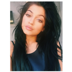 Jenner-News:  Kylie: ”When Your Weave Blows In The Wind”