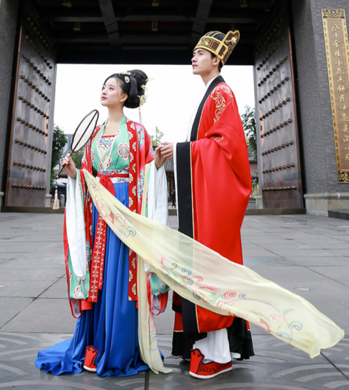 hanfugallery: Traditional Chinese hanfu | Tang dynasty style | Wedding dress by 重回汉唐