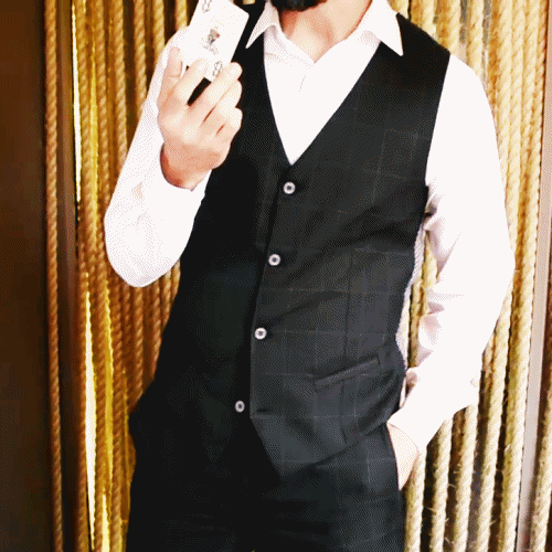 somanygorgeousmen:Alfonso Herrera behind the scenes of a shoot for Open Magazine.