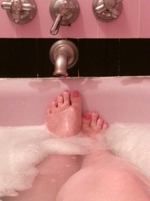 Porn lustyredhead:  Sunday night bubble bath… photos