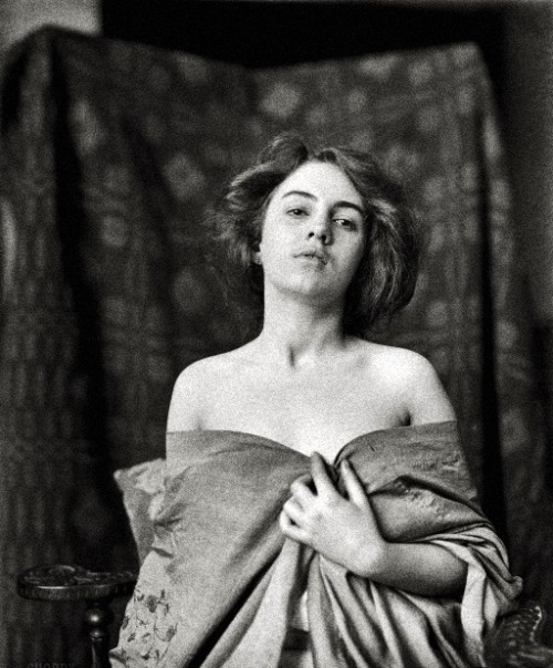 1900 ca. “Model,hair loose” BLACK&WHITE