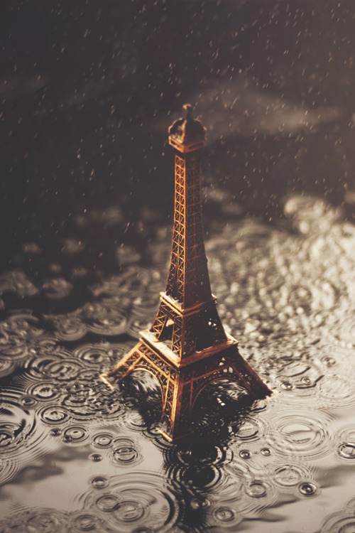 visualechoess:  Paris in the rain by Ashraful Arefin