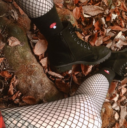 plantskies: lil mushies on my socks ✨ www.instagram.com/plantskies/
