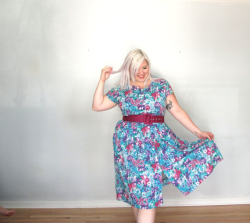 bighappybeauty:  The difference a belt makes. Both ways adorable! Floral Candy Vintage Dress at threadoverheels 