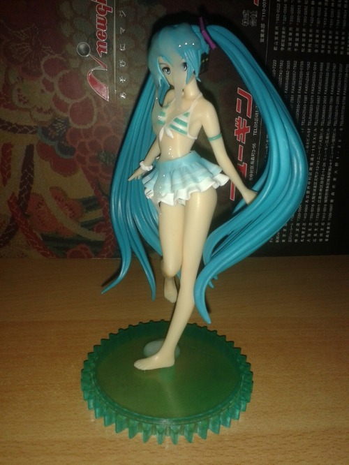 Sweet Swimsuit SOF for Hatsune Miku! I got tons of request for this, so at the end, I saved up and got this lovely Figure! Love “her”! “She” is so pretty! Too bad you can’t remove her skirt :( Btw, I plan to do many, many more SOF set