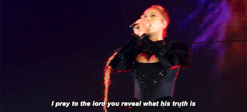 hotasice:  Beyoncé performing Sorry (Düsseldorf, July 12) 