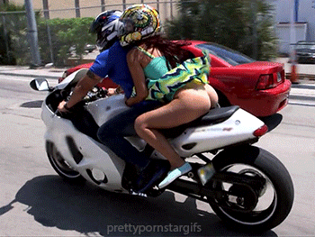 Porn Mommy look at the bum on the motorcycle photos