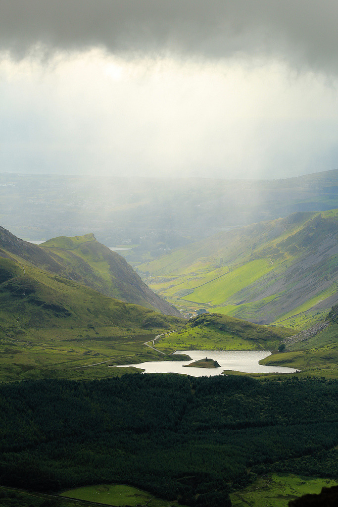 brutalgeneration:  Mountain lake (by Desert Rhino) 