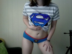 bashfull007:  savingthrowvssexy:   yourgeekgoddess submitted: Your Geek Goddess, Quinn  Wooo! Thank you for the awesome Superman Submission!  hot