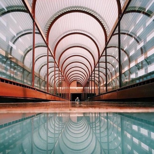 bauhaus-movement:Inside view of Guggenheim museum designed by Frank Lloyd Wright, New York, ca. 1959